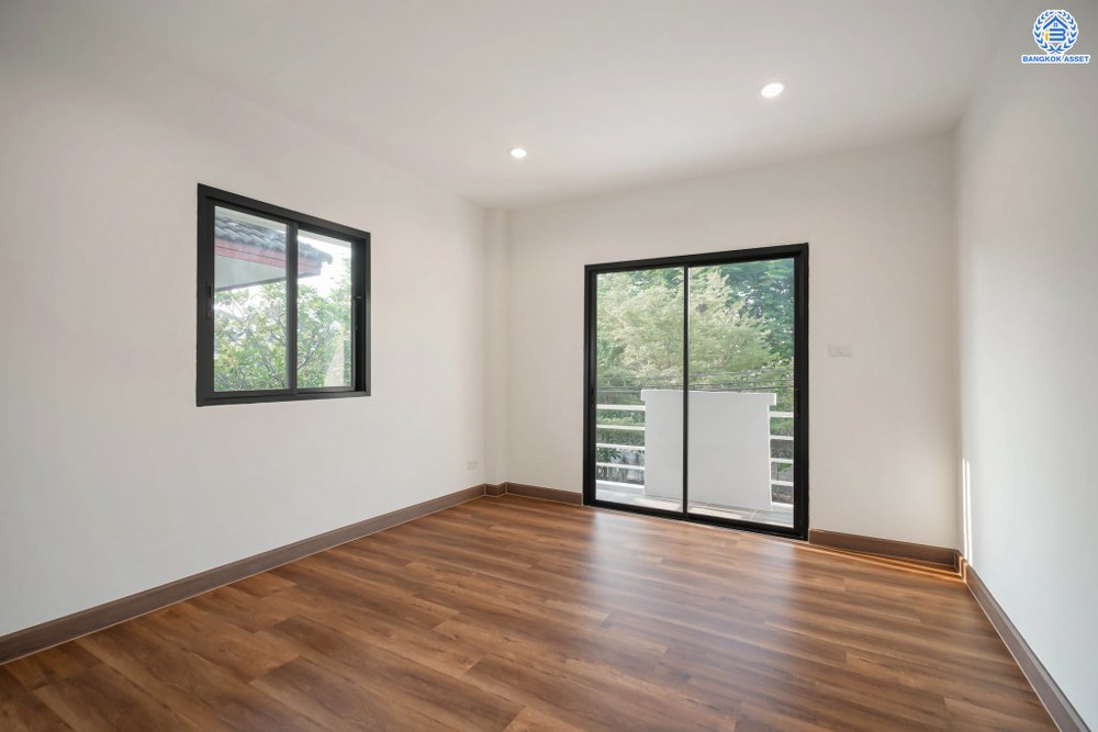 บ้านมือสองตกแต่งใหม่ โครงการ ดิเอมเมอรัลด์การ์เด้น ทวีวัฒนา เนื้อที่ 80 ตร.ว. ฟังก์ชัน 4 ห้องนอน 3 ห้องน้ำ จอดรถได้ 2 คัน บนทำเลศักยภาพเชื่อมต่อหลายเส้นทาง ทั้ง ถนนทวีวัฒนา, ถนนพุทธมณฑลสาย4, ถนนบรมราชชนนี ใกล้เซ็นทรัลปิ่นเกล้า และมหาวิทยาลัยมหิดล